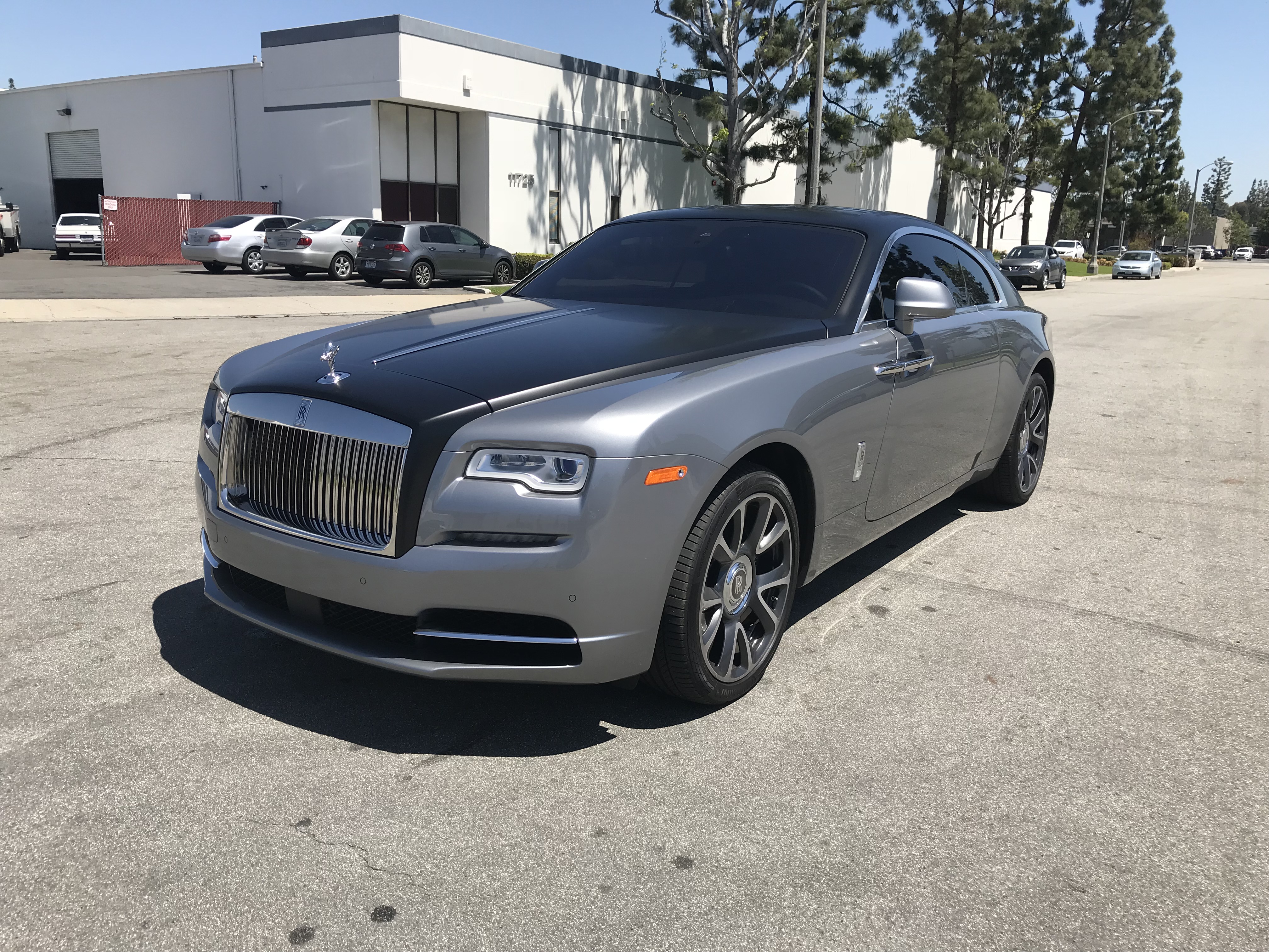 Opulent Harmony: Rolls Royce Wraith Awakens in Two-Tone Elegance